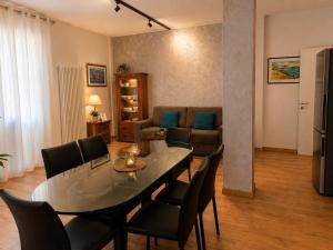 a living room with a table and chairs and a couch at Colombo Central Apartment in Garda