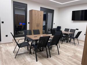 a conference room with tables and chairs and a flat screen tv at Hostel N&N in Kula