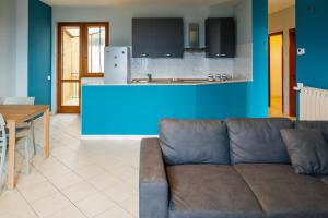 a living room with a couch and a kitchen at ll Paiolo Magico in Montella