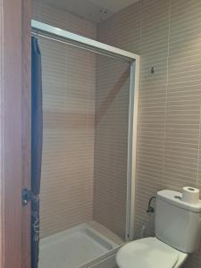 a bathroom with a shower with a toilet and a tub at Hotel venta de Tébar in Águilas +38 photos