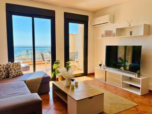 a living room with a couch and a fish tank at Espacioso Dúplex con terraza y vistas in Aguadulce