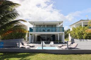 a villa with a swimming pool and a house at Picuas Village in Rio Grande
