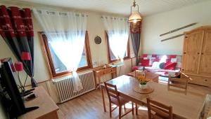 a living room with a table and a dining room at Entre Lacs et Volcans in Aydat