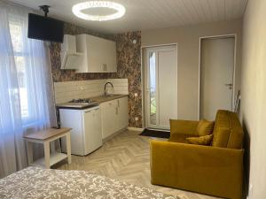 a living room with a couch and a kitchen at Poilsiavietė Vita in Šventoji