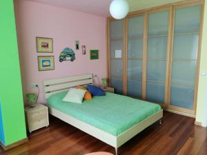 a bedroom with a large bed with a green mattress at Casa Mar de Viladesuso in Oia