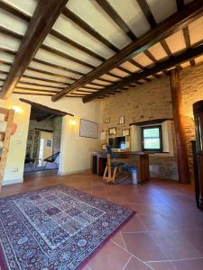 a living room with a rug on the floor at Prana Hill in Cupramontana