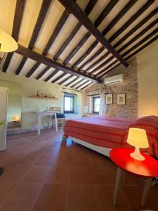 a large bedroom with a large bed and a table at Prana Hill in Cupramontana
