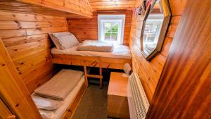a small cabin with two bunk beds and a window at Cabin Gezellig in Trawsfynydd +13 photos