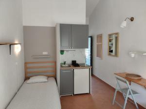 a small kitchen with a bed and a table at Apartmani Tia in Neum