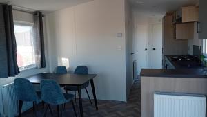 a kitchen with a table and chairs in a room at Alloro-dog in Hem