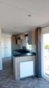 a kitchen with a counter top and a window at Alloro-dog in Hem