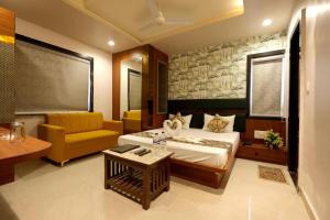 a hotel room with a bed and a couch at Hotel ELITE CHOICE in Ajmer