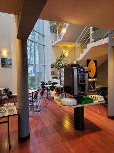a living room with a tv on a table with chairs at Good Night Hotel in Arques