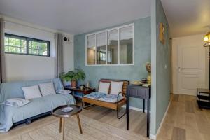 a living room with a couch and a table at Les totems de Grésigne in Penne