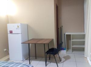 a small kitchen with a table and a refrigerator at Ada H5 in Ciudad del Este
