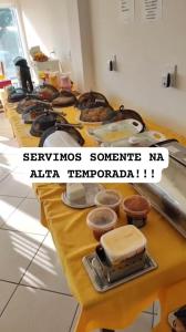 a long table filled with different types of food at Hotel Rainha in Itapoa