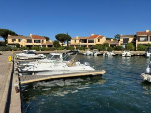 a group of boats docked at a dock in a marina at Maisonnette cosy à 400 m de la plage - Saint Cyprien in Saint-Cyprien-Plage