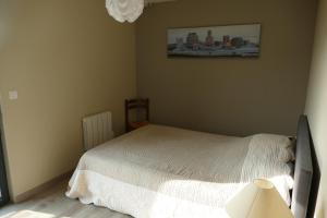 a bedroom with a bed and a picture on the wall at Villa d'architecte avec vue imprenable in Cobonne
