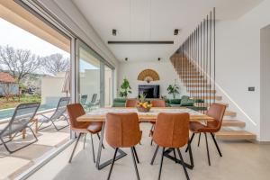 a dining room with a table and chairs at Villa Ventula in Šuljkove Kuće