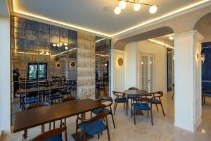a restaurant with wooden tables and blue chairs at Hotel Apolodor in Orşova