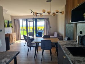 a kitchen and living room with a table and chairs at Panorama Sudety in Nowa Bystrzyca