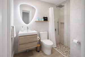 a bathroom with a toilet and a sink and a shower at Villa Fina Aruba in Palm-Eagle Beach