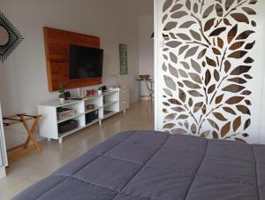 a bedroom with a bed and a wall with a tv at Bahía Grande Nordelta - con Cochera in Benavídez +34 photos