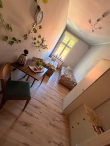 an overhead view of a living room with a table and chairs at Dom gościnny przy Promenadzie in Świnoujście