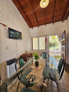 Una televisión o centro de entretenimiento en CASA TILO con pileta exclusiva
