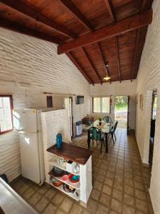 Una cocina o kitchenette en CASA TILO con pileta exclusiva