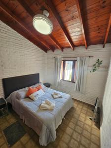 Una cama o camas en una habitación de CASA TILO con pileta exclusiva 33 fotos más