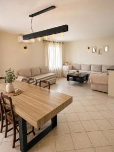 a living room with a table and a couch at PROVENCE, MAISON SPACIEUSE et CONFORTABLE à coté de SPIROU,NARUTO et , WAVE ISLAND in Monteux