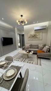 a living room with a couch and a table at وصول ذاتي Alsumo-apartment in Jeddah