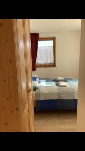 a bedroom with a bed and a window at Il moleta affittacamere in Balbido-rango