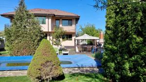 a house with a swimming pool in the yard at Вила Зеленка - Villa Zelenka in Bŭlgarevo