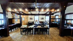 מסעדה או מקום אחר לאכול בו ב-Hotel Džbán