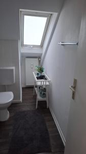 a bathroom with a window and a sink and a toilet at 2 Zimmer Apartment - zentral und ruhig - nahe VW, Autostadt, Parkplatz & WLAN, CityStay Wolfsburg - GTI in Wolfsburg +19 photos