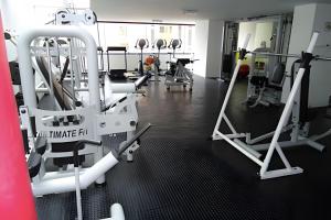 a gym with a bunch of machines in it at Refúgio Morumbi: Piscina aquecida e espaço gourmet in São Paulo