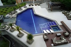 an overhead view of a swimming pool in a house at Refúgio Morumbi: Piscina aquecida e espaço gourmet in São Paulo