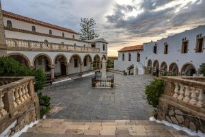 a courtyard of a building with a fountain in the middle at Kythaeri Studios in Frátsia