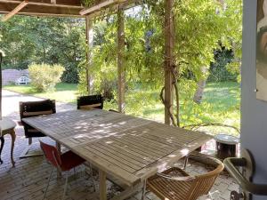 ein Holztisch und Stühle auf einer Terrasse in der Unterkunft Datscha in Eutin