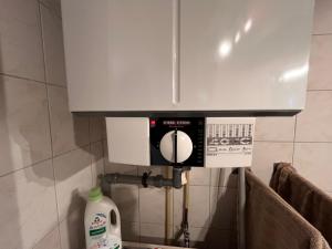 eine Mikrowelle über einer Küchentheke mit Spüle in der Unterkunft Datscha in Eutin + 39 Fotos
