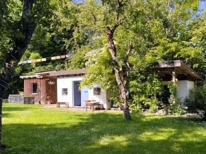 eine kleine Hütte in einem Garten mit einem Baum in der Unterkunft Datscha in Eutin