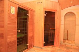 een kamer met twee glazen deuren in een gebouw bij Alpenperle in Ramsau am Dachstein +37 foto's