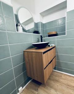a bathroom with a sink and a mirror at Chouett'studio in Dijon