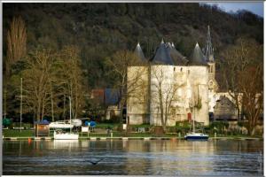 a castle with boats in the water in front of it at Charmant studio in Vernon