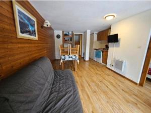 a living room with a bed and a kitchen at DFJ des Neiges, Piscine, Pieds des pistes in Chamrousse
