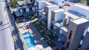 an overhead view of a building with a swimming pool at Altos do Caju - Triplex in Pirangi 300 meters from the World's Largest Cashew Tree by Carpediem in Parnamirim +85 photos