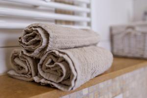 a pile of towels sitting on top of a counter at Living Lu - cosy Apartment three - nähe Mannheim - BASF - Netflix - 3 Zimmer in Ludwigshafen am Rhein +59 photos