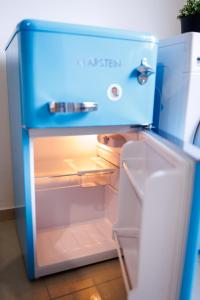 an open refrigerator with its door open and its contents at Living Lu - cosy Apartment three - nähe Mannheim - BASF - Netflix - 3 Zimmer in Ludwigshafen am Rhein